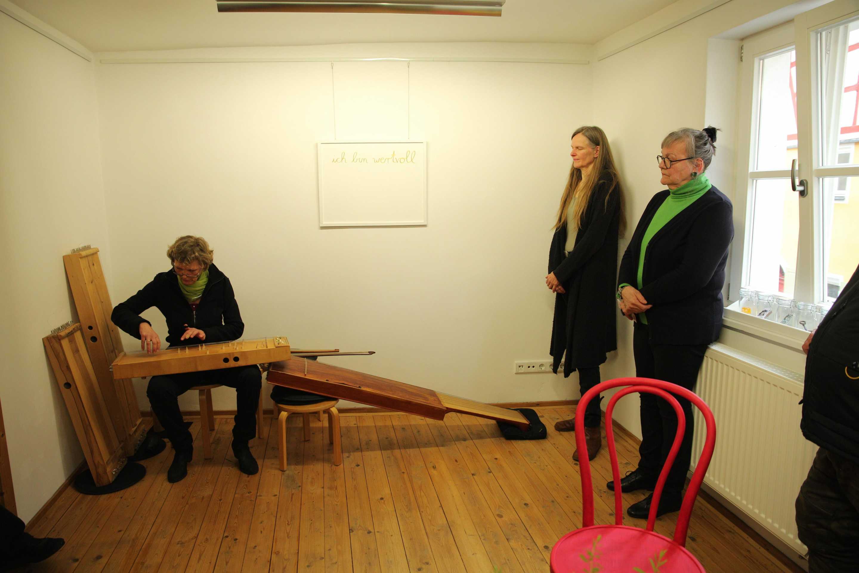 Impression zur Vernissage mit Iris de Boor und Anita Magdalena Franz, die eine Eröffnungsrede hielt.