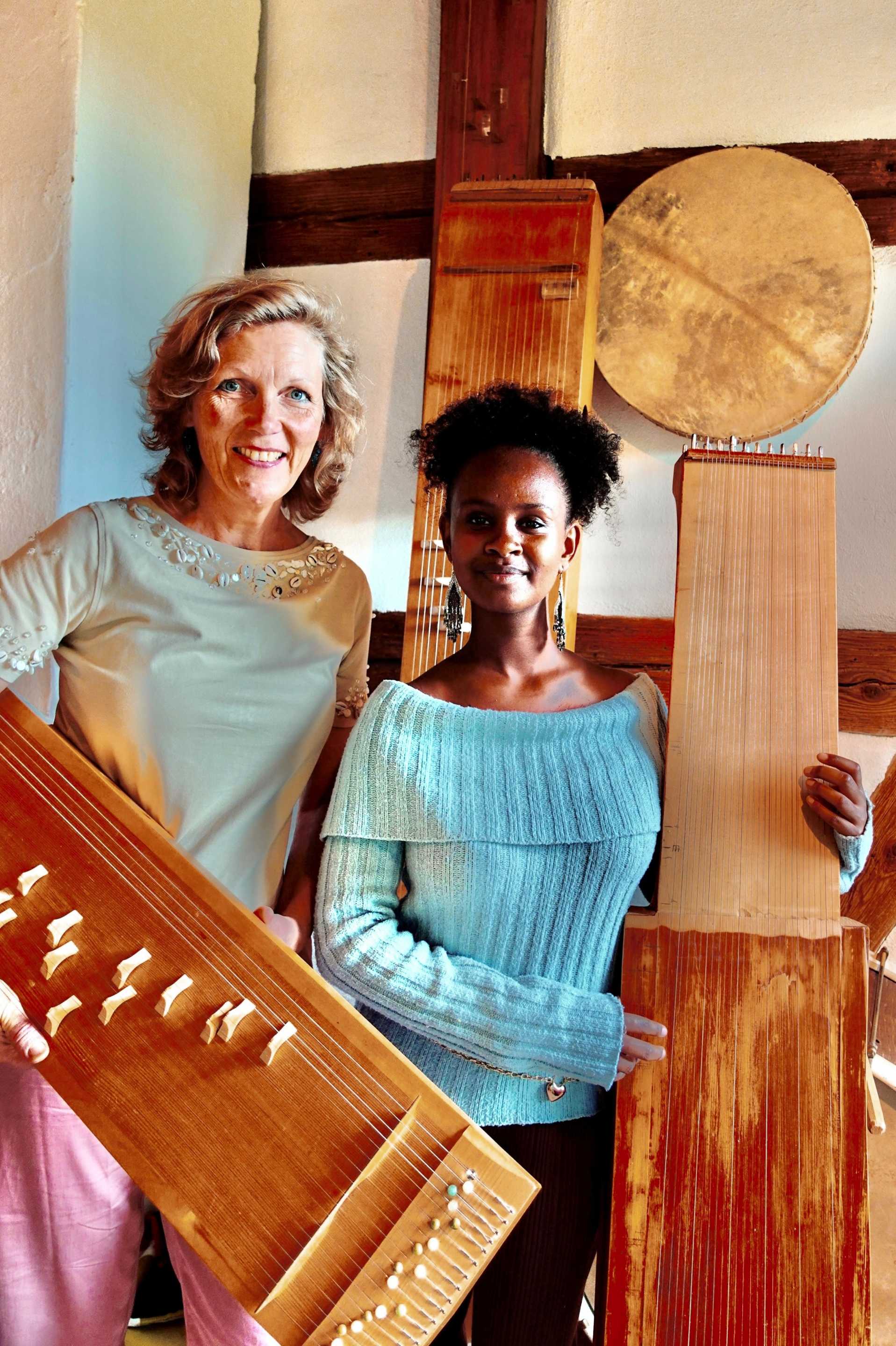 Sängerin Kiya  mit Anna Späth  -                        Foto: Arved Späth